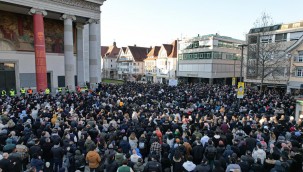 Avusturya'da binlerce Müslüman depremzedeler için dua etti