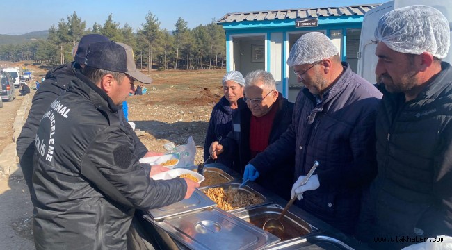 Başkan Büyükkılıç, deprem bölgesinde sıcak yemek ve çorba dağıttı