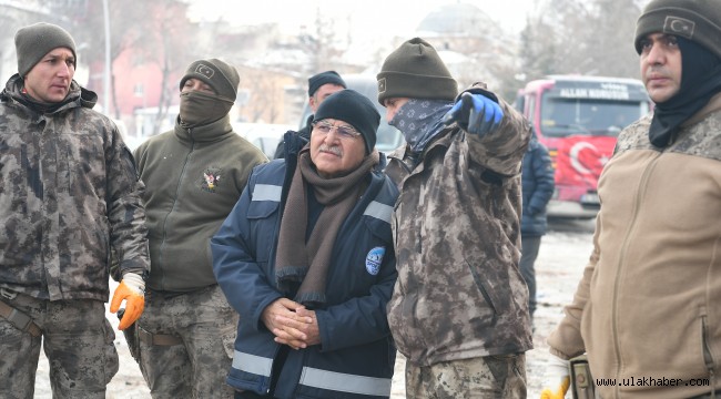 Başkan Büyükkılıç: Kayseri'den deprem bölgesine akın ettik