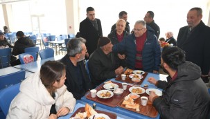 Başkan Büyükkılıç, yurtta kalan depremzedeleri ziyaret etti