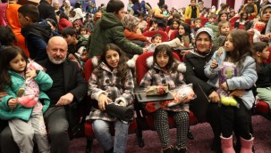 Başkan Çolakbayrakdar depremzedeleri ziyaret etti