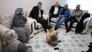 Başkan Öztürk depremzede aileleri ziyaret etti