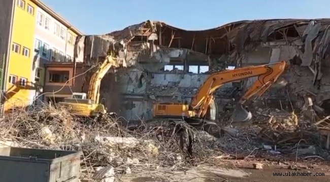 Deprem riskiyle boşaltılan Avukat Ahmet Ulucan okulunun yıkımına başlandı