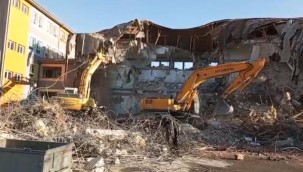 Deprem riskiyle boşaltılan Avukat Ahmet Ulucan okulunun yıkımına başlandı