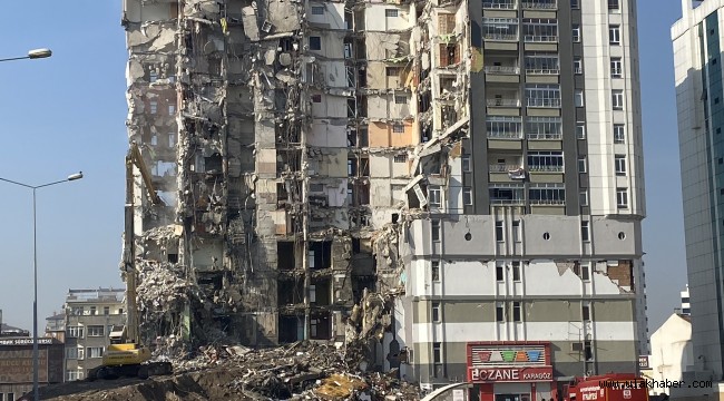 Depremde ağır hasar alan binanın büyük bir kısmı yıkıldı