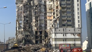 Depremde ağır hasar alan binanın büyük bir kısmı yıkıldı
