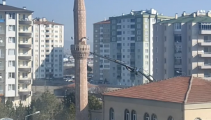 Depremde hasar gören cami minaresi yıkıldı