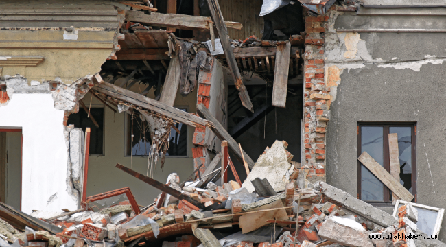 Depremde hayatını kaybedenlerin sayısı 32 bin 643'e yükseldi