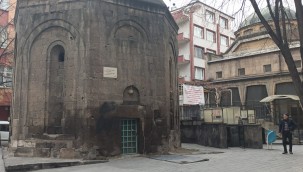 Emir Kümbeti yanındaki tuvalete yıkım kararı