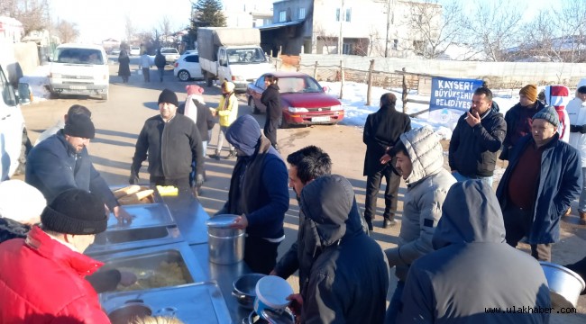 Kayseri Büyükşehir Belediyesi, Kahramanmaraş'ta depremzedelere sıcak yemek dağıttı