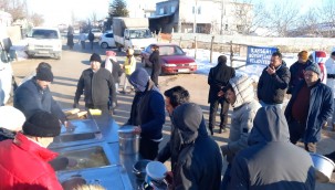 Kayseri Büyükşehir Belediyesi, Kahramanmaraş'ta depremzedelere sıcak yemek dağıttı