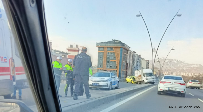 Kayseri'de kamyonet ile taksi çarpıştı: 2 yaralı!