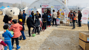 Kayseri'den giden 75 kişilik motivasyon ekibi depremzedelere moral veriyor