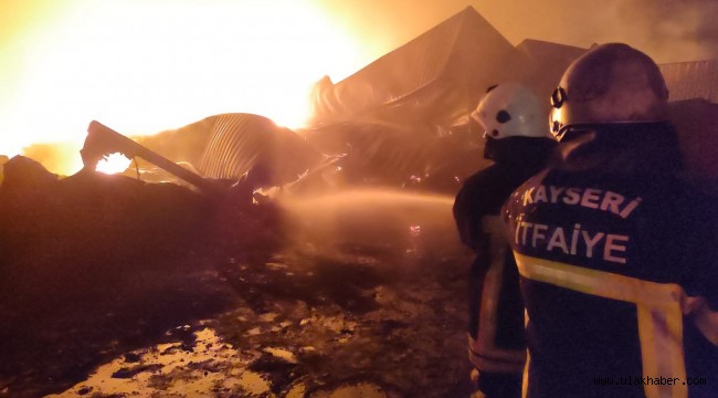 Kayseri itfaiyesi İskenderun Limanı'nda çıkan yangınla mücadele ediyor