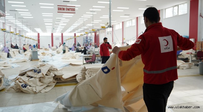 Kızılay'ın AFAD için çadır üretimi sürüyor