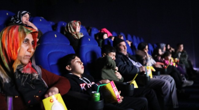 Kocasinan'da depremzede çocuklara sinema gösterisi