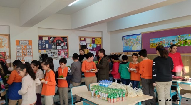 Minik öğrenciler depremzedeler için kermes düzenledi