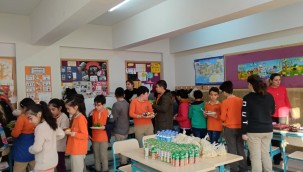 Minik öğrenciler depremzedeler için kermes düzenledi