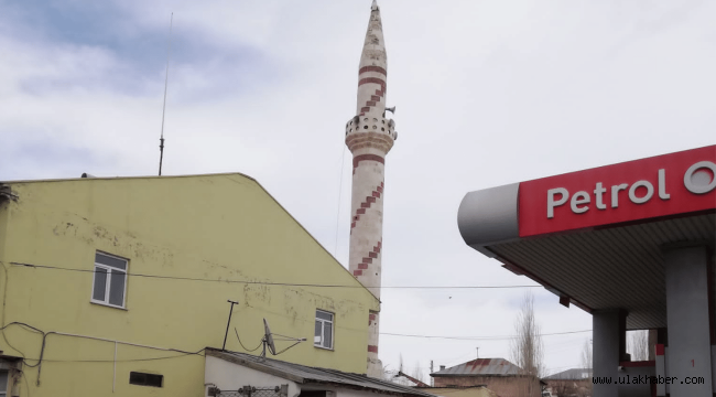 Sarız ilçesinde depremden hasar alan minare yıkıldı