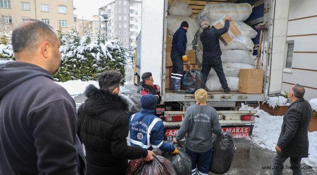 Talas Belediyesi, deprem bölgesine yardım TIR'ı gönderdi