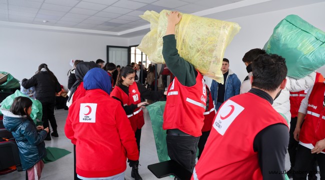 Yardım TIR'ları Talas'tan deprem bölgesine akıyor