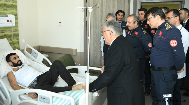 Başkan Büyükkılıç, kahraman itfaiyecilerle depremzede yaralıları ziyaret etti