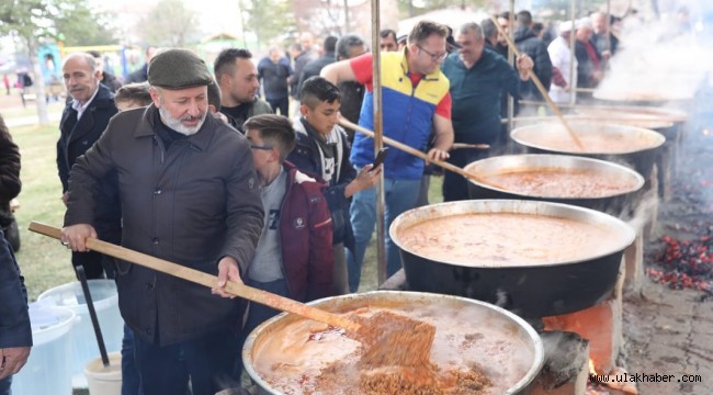 Başkan Çolakbayrakdar, şükür sofrasında vatandaşlarla bir araya geldi