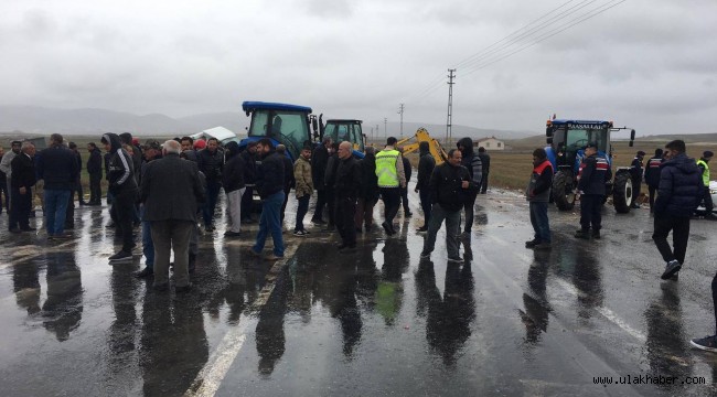 Bünyan'da trafik kazası meydana geldi, mahalleli yolu kapattı!