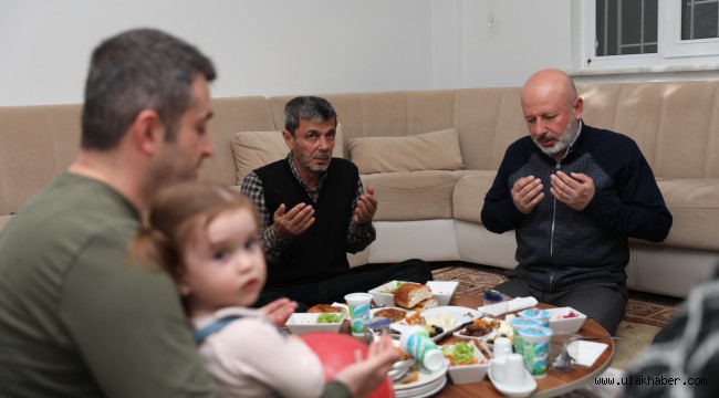 Çolakbayrakdar çifti, iftarı depremzede aileyle açtı