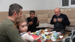 Çolakbayrakdar çifti, iftarı depremzede aileyle açtı