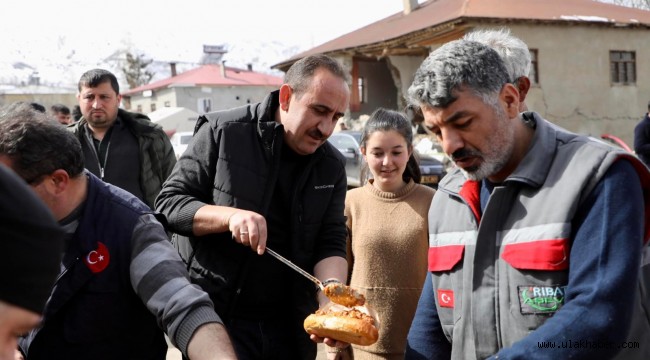 Depremzedelerle bir araya gelen Başkan İlmek: Toprağınızı terk etmeyin