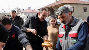 Depremzedelerle bir araya gelen Başkan İlmek: Toprağınızı terk etmeyin