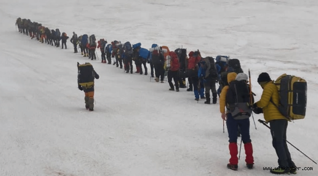 Erciyes'e Deprem Şehitleri tırmanışı gerçekleştirildi