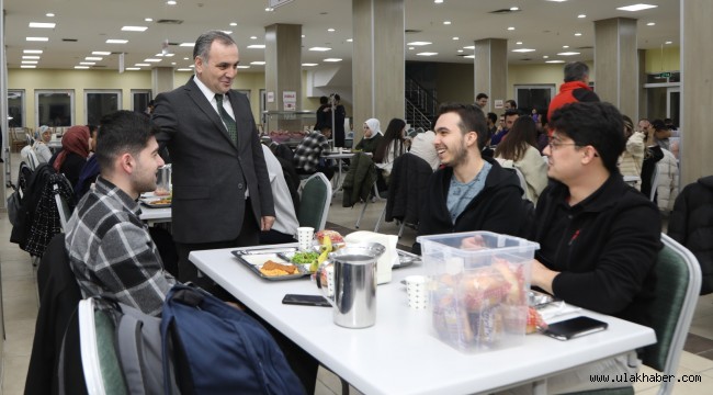 ERÜ Rektörü Altun, öğrencilerle iftar yaptı
