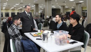 ERÜ Rektörü Altun, öğrencilerle iftar yaptı