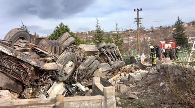 Kayseri'de meydana gelen kazada TIR, mezarlığa uçtu