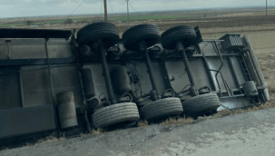 Kayseri'de narenciye yüklü TIR devrildi!