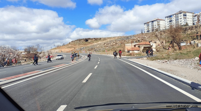 Ahi Evran Mahallesi'nde tehlike arz eden yola üst geçit talep ediliyor