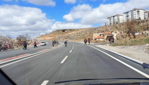 Ahi Evran Mahallesi'nde tehlike arz eden yola üst geçit talep ediliyor