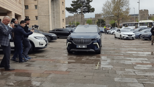 Bakan Akar, bayramlaşmaya Togg ile geldi