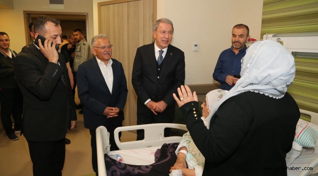 Bakan Akar ve Başkan Büyükkılıç'tan Hastaneye bayram ziyareti