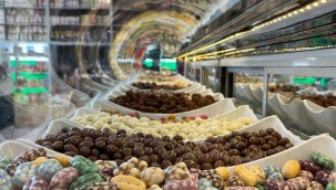 Bayram çikolataları vitrindeki yerini aldı