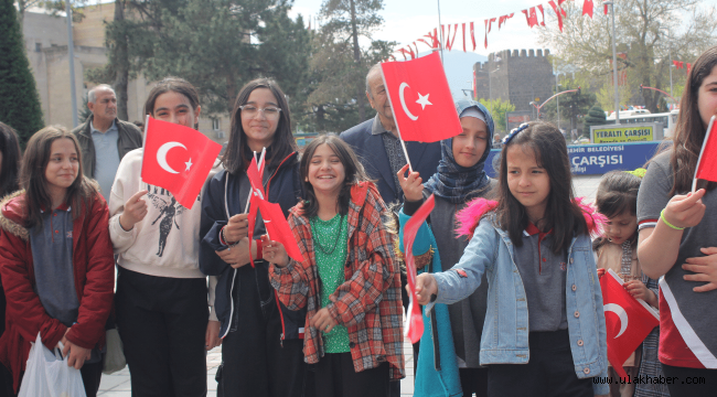 Cumhuriyet meydanında çocukların 23 Nisan coşkusu 