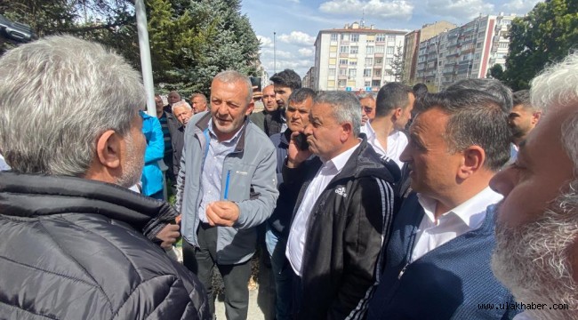 Kayseri'de özel halk otobüsü sahipleri 'geçinemiyoruz' diye Büyükşehir Belediyesi'ne yürüdü