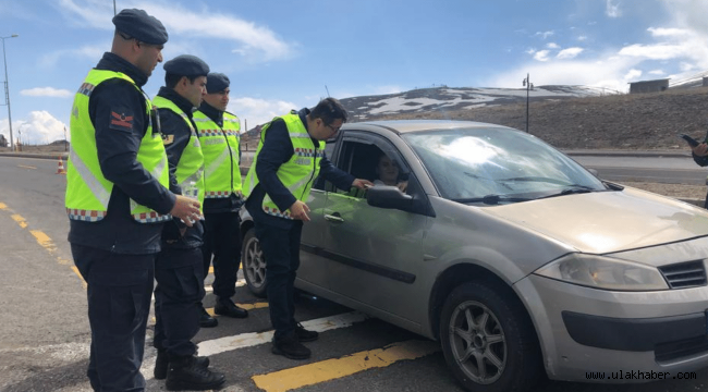 Kayseri jandarmasından bayram şekerli trafik denetimi