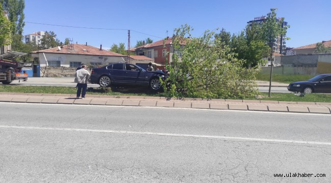 Aşırı hızlı araç, refüjdeki ağaca çarparak durabildi