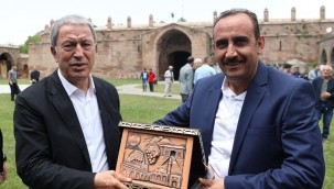 Bakan Akar'a, 'Fahri İncesulu' plaketi