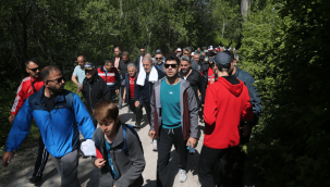 Bakan Akar ve Başkan Büyükkılıç, gençlerle doğa yürüyüşünde buluştu