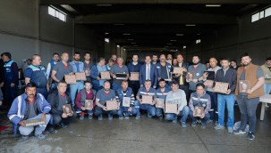 Başkan İlmek'ten depremde enkaz kaldıran işçilere plaket