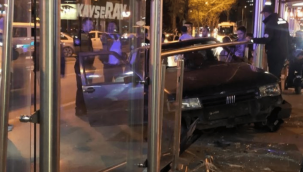 Direksiyon hakimiyetini kaybeden sürücü durağa çarptı